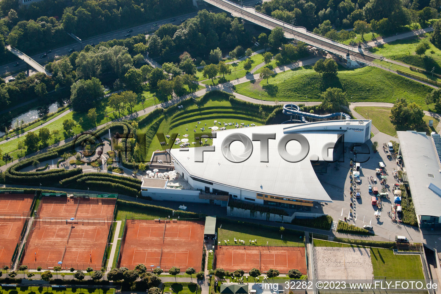 Photographie aérienne de Europahalle Europabad à le quartier Südweststadt in Karlsruhe dans le département Bade-Wurtemberg, Allemagne