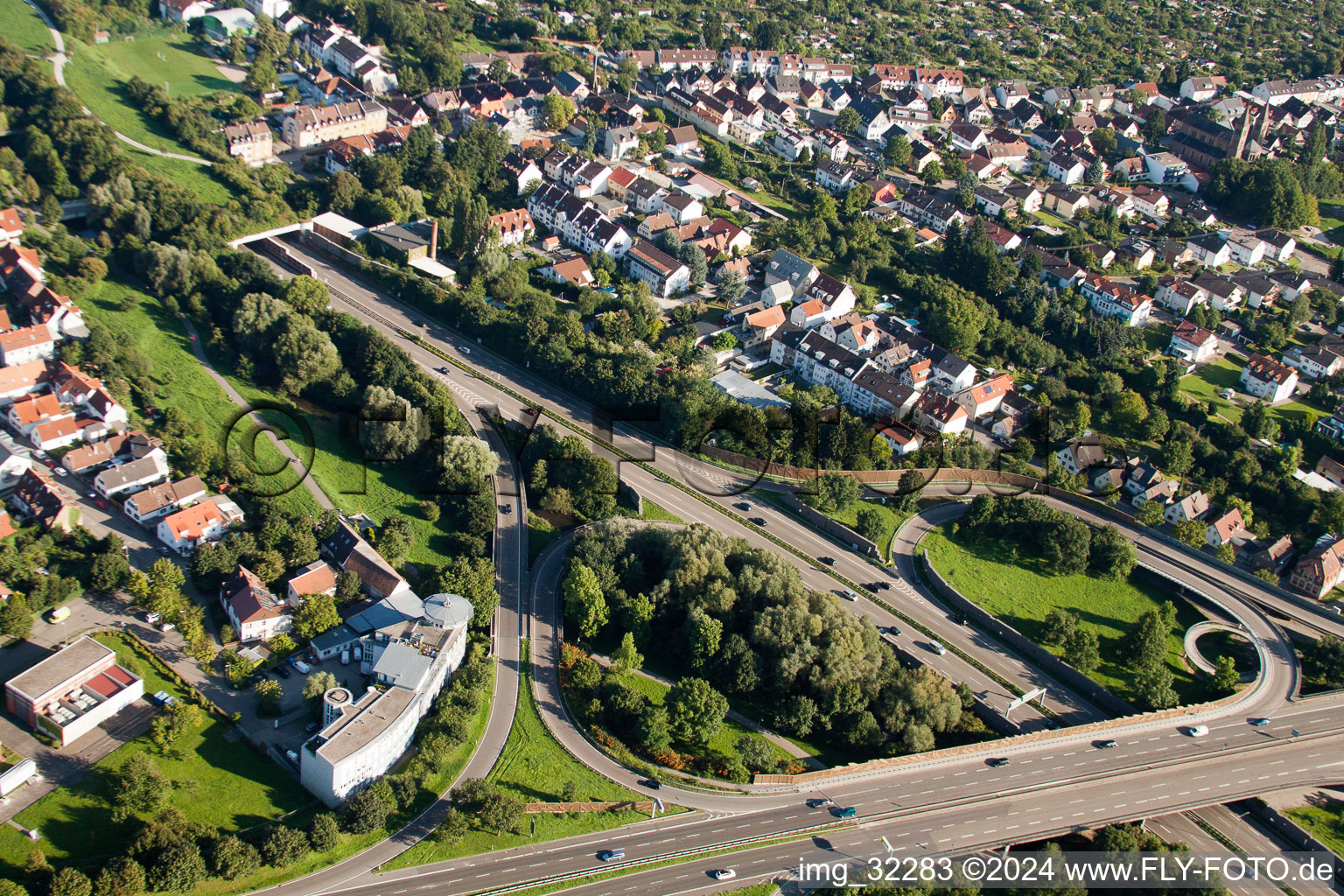 Entrée et sortie du tunnel Edeltrud sur la rocade sud, la route B10 traverse le tunnel dans le quartier Beiertheim - Bulach à le quartier Beiertheim-Bulach in Karlsruhe dans le département Bade-Wurtemberg, Allemagne hors des airs