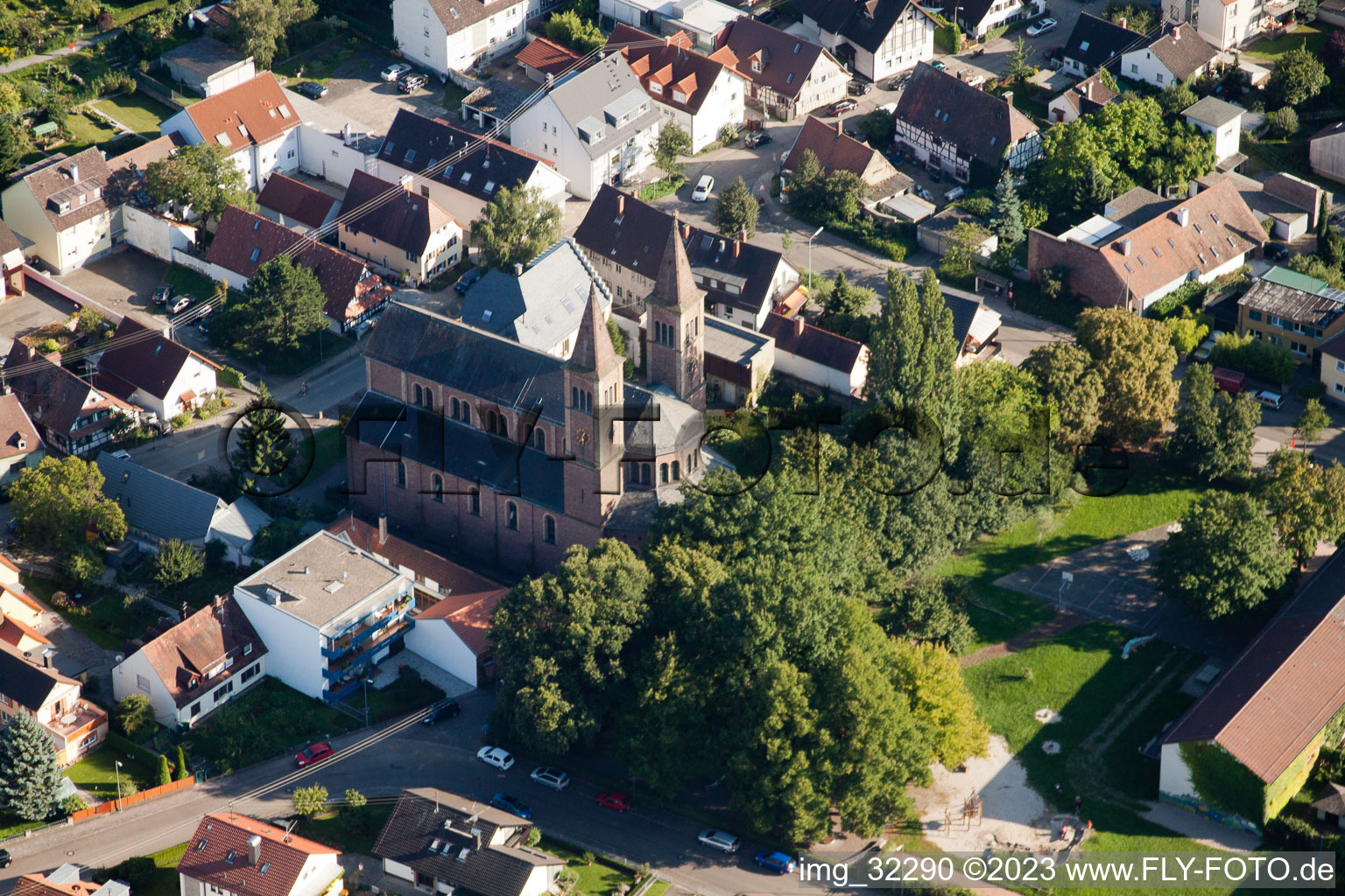 Saint Cyriaque à le quartier Beiertheim-Bulach in Karlsruhe dans le département Bade-Wurtemberg, Allemagne d'en haut