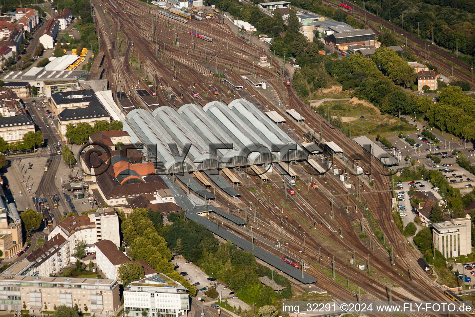 Image drone de Voie et gare principale de la Deutsche Bahn à le quartier Südweststadt in Karlsruhe dans le département Bade-Wurtemberg, Allemagne