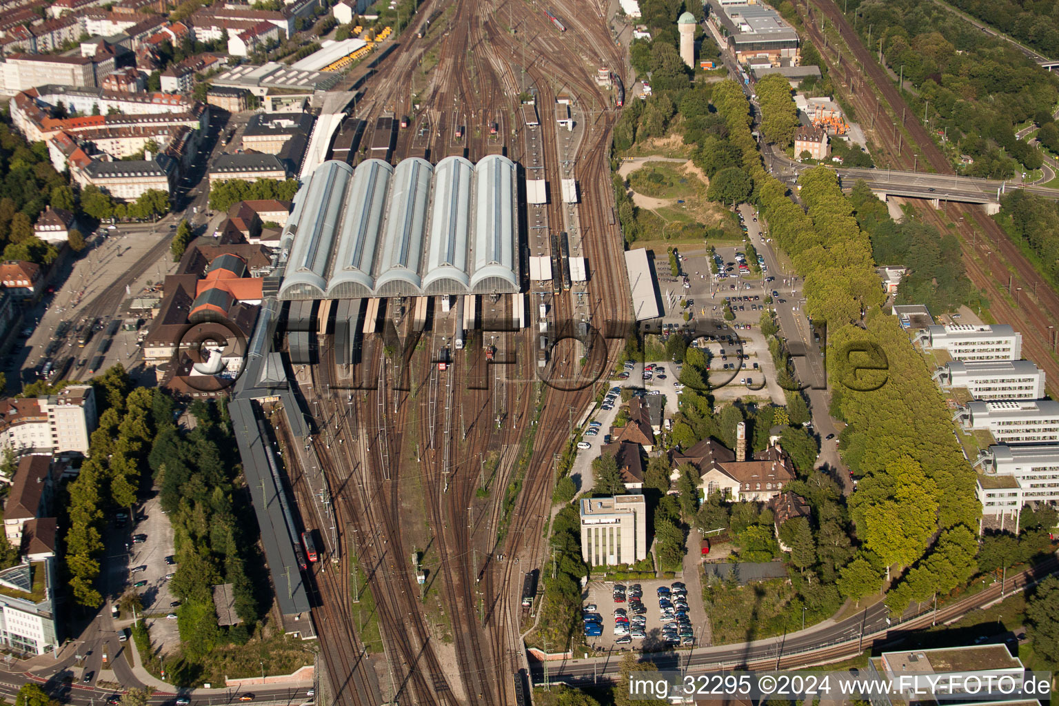 Voie et gare principale de la Deutsche Bahn à le quartier Südweststadt in Karlsruhe dans le département Bade-Wurtemberg, Allemagne du point de vue du drone