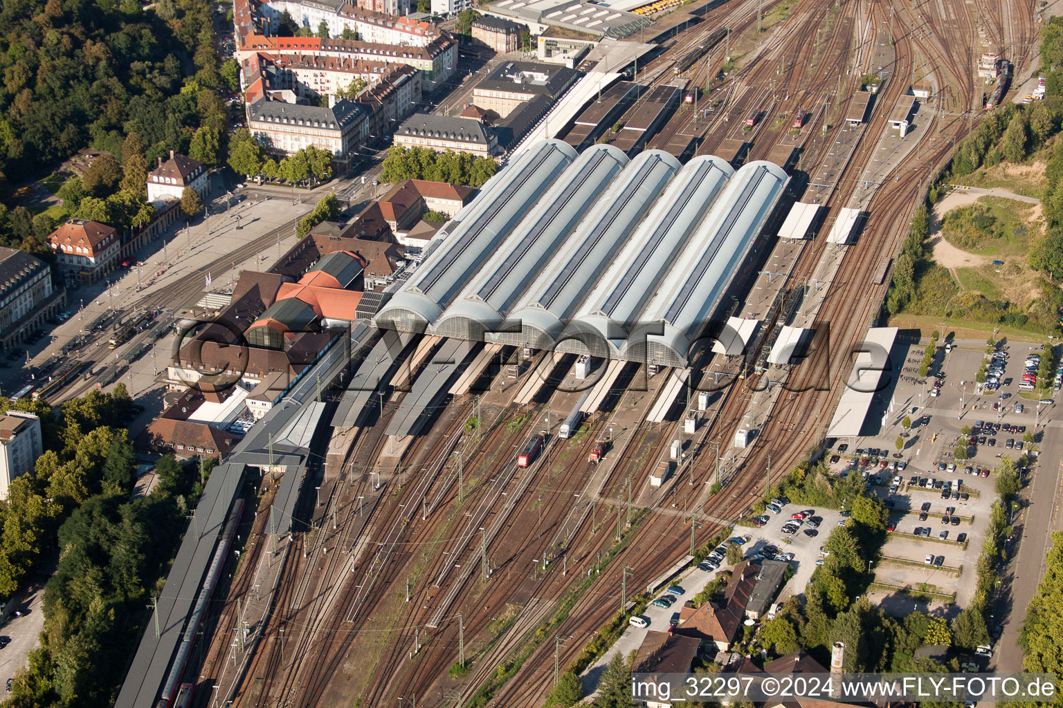 Voie et gare principale de la Deutsche Bahn à le quartier Südweststadt in Karlsruhe dans le département Bade-Wurtemberg, Allemagne d'un drone