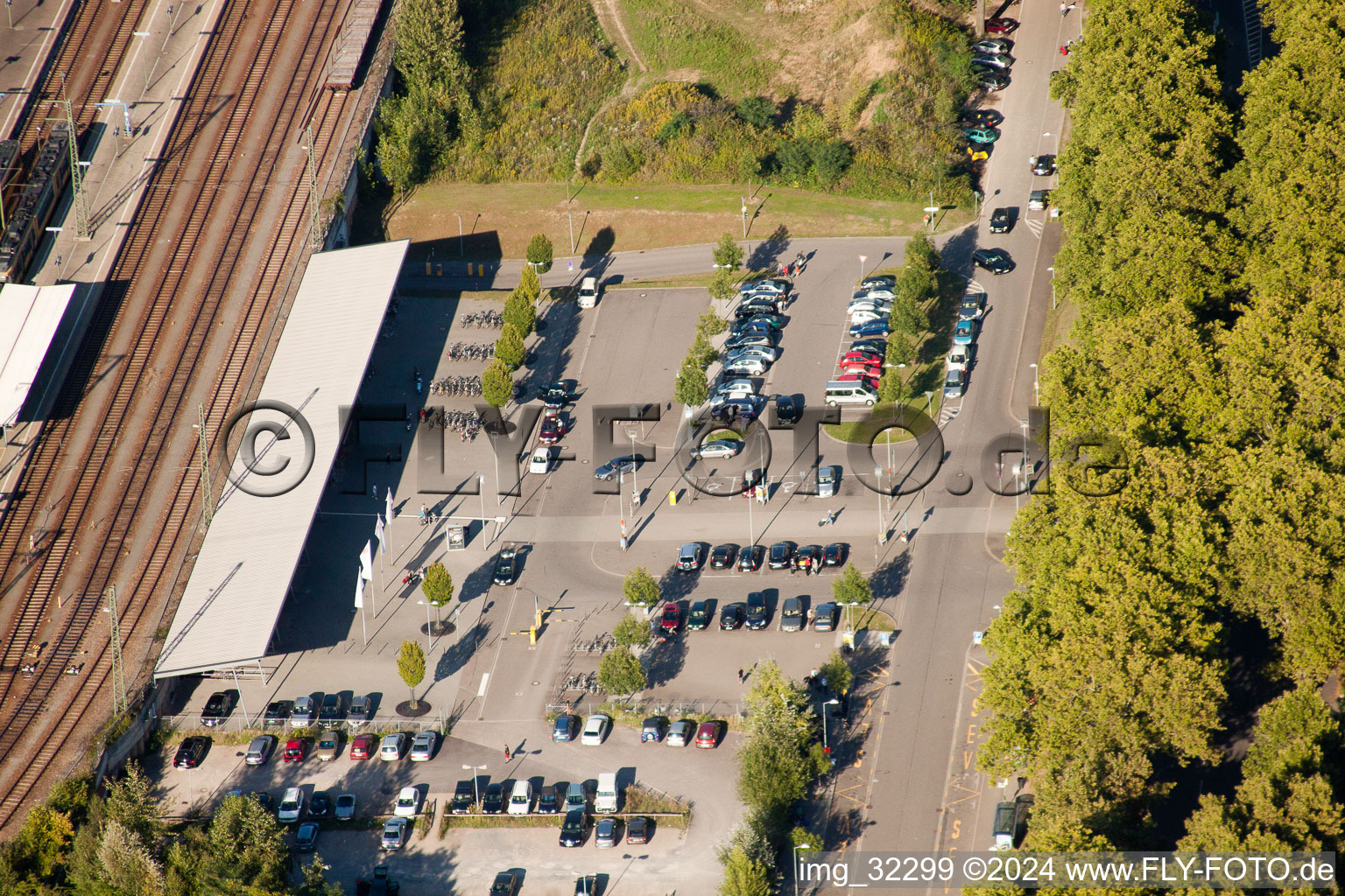 Voie et gare principale de la Deutsche Bahn à le quartier Südweststadt in Karlsruhe dans le département Bade-Wurtemberg, Allemagne vu d'un drone