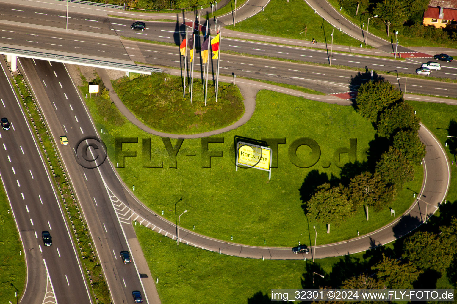 Vue aérienne de Itinéraire et voies le long de la sortie d'autoroute et de l'entrée du BAB A5 dans le quartier Weiherfeld - Dammerstock à le quartier Weiherfeld-Dammerstock in Karlsruhe dans le département Bade-Wurtemberg, Allemagne