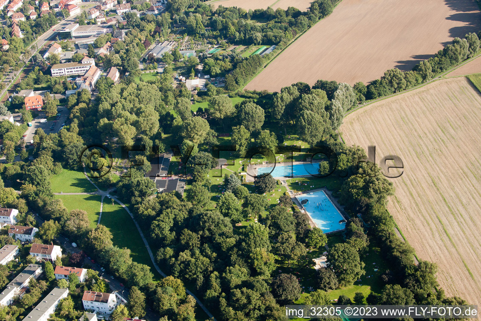 Vue aérienne de Rüppur, piscine extérieure à le quartier Rüppurr in Karlsruhe dans le département Bade-Wurtemberg, Allemagne