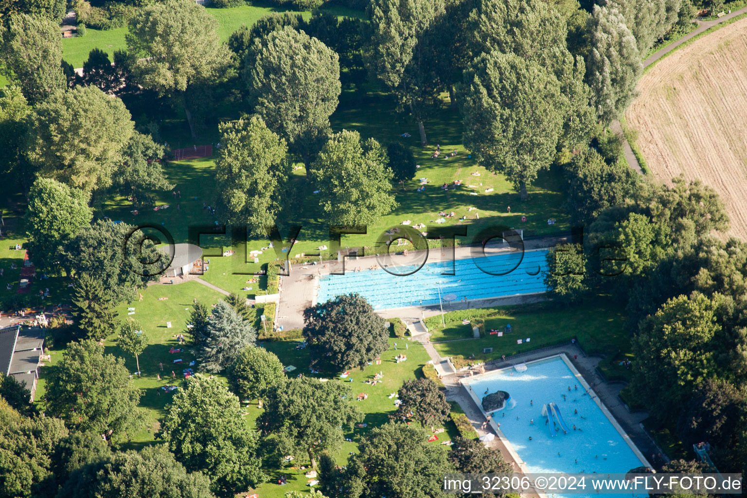 Vue aérienne de Rüppur, piscine extérieure à le quartier Rüppurr in Karlsruhe dans le département Bade-Wurtemberg, Allemagne