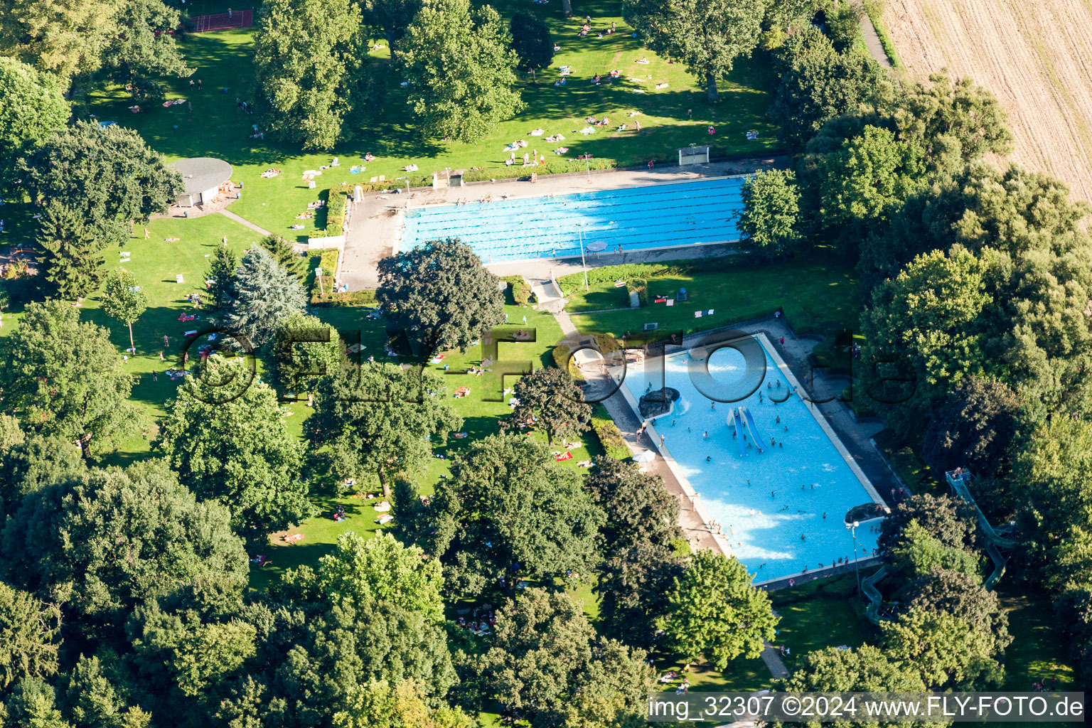 Vue aérienne de Piscine extérieure Rüppurr à le quartier Rüppurr in Karlsruhe dans le département Bade-Wurtemberg, Allemagne