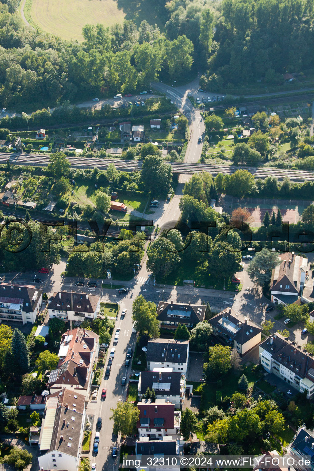 Vue aérienne de Tracé du passage à niveau des systèmes ferroviaires et ferroviaires de la Deutsche Bahn dans le quartier Weiherfeld - Dammerstock à le quartier Weiherfeld-Dammerstock in Karlsruhe dans le département Bade-Wurtemberg, Allemagne