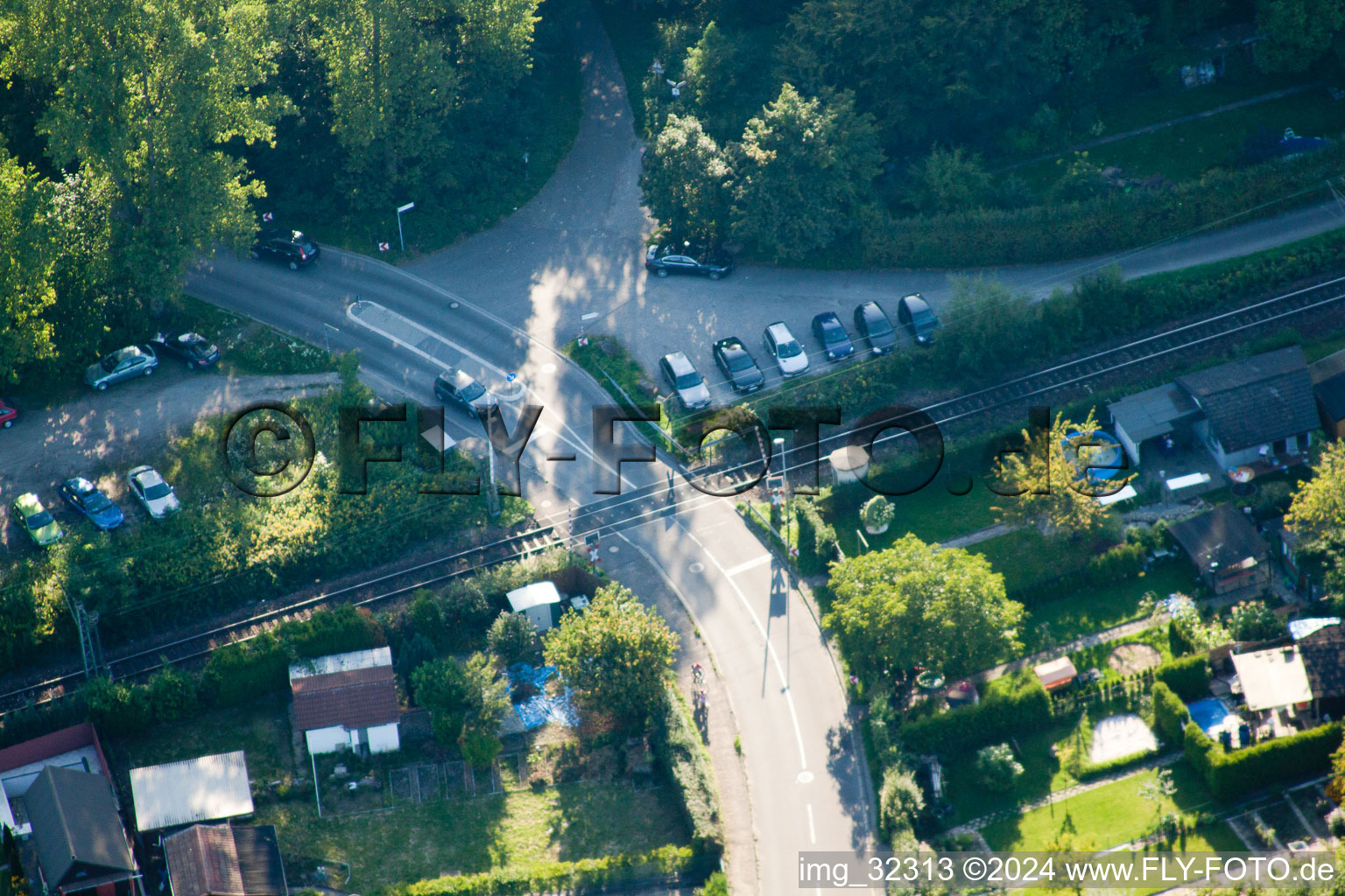 Vue aérienne de Tracé du passage à niveau des systèmes ferroviaires et ferroviaires de la Deutsche Bahn dans le quartier Weiherfeld - Dammerstock à le quartier Weiherfeld-Dammerstock in Karlsruhe dans le département Bade-Wurtemberg, Allemagne