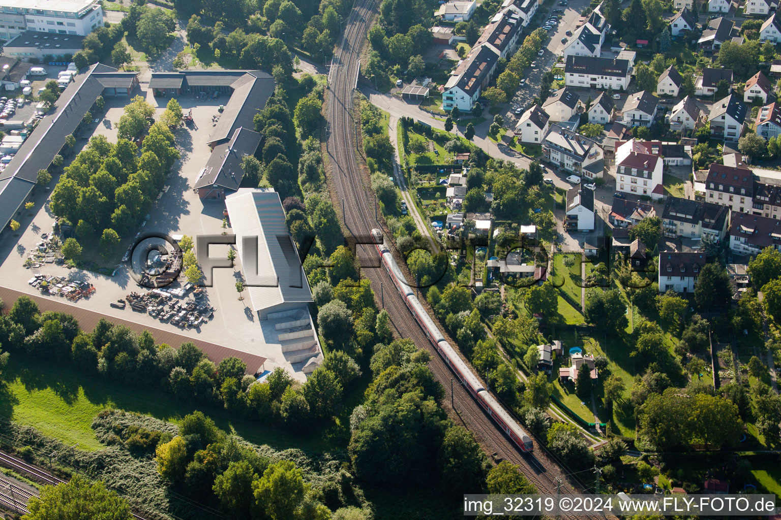 Vue aérienne de Structure de pont ferroviaire pour le tracé des voies ferrées à le quartier Weiherfeld-Dammerstock in Karlsruhe dans le département Bade-Wurtemberg, Allemagne