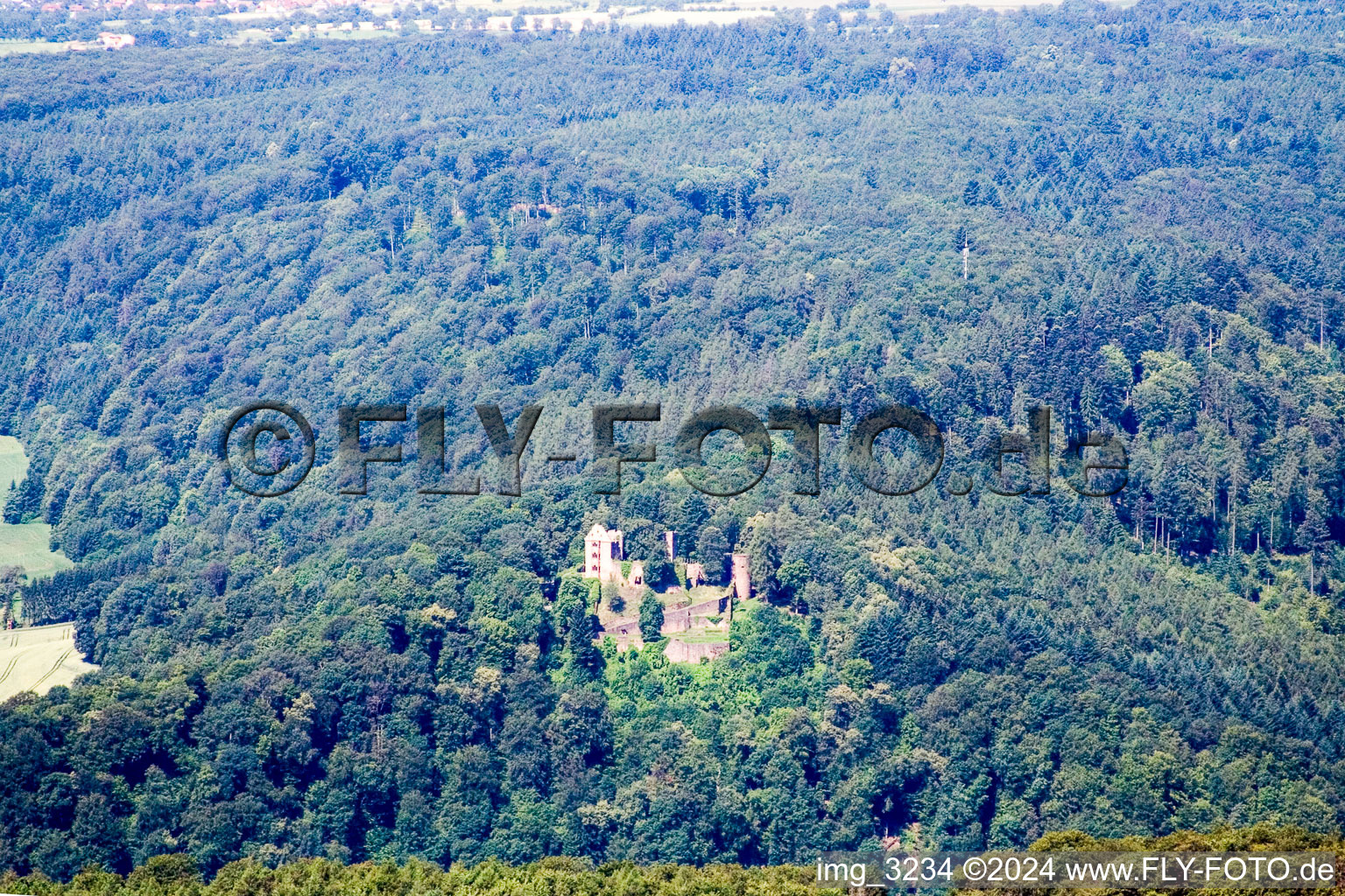 Vue aérienne de Ruines de Minneburg à le quartier Neckarkatzenbach in Neunkirchen dans le département Bade-Wurtemberg, Allemagne