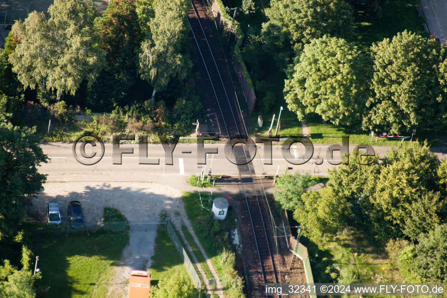 Photographie aérienne de Tracé du passage à niveau des systèmes ferroviaires et ferroviaires de la Deutsche Bahn à le quartier Weiherfeld-Dammerstock in Karlsruhe dans le département Bade-Wurtemberg, Allemagne