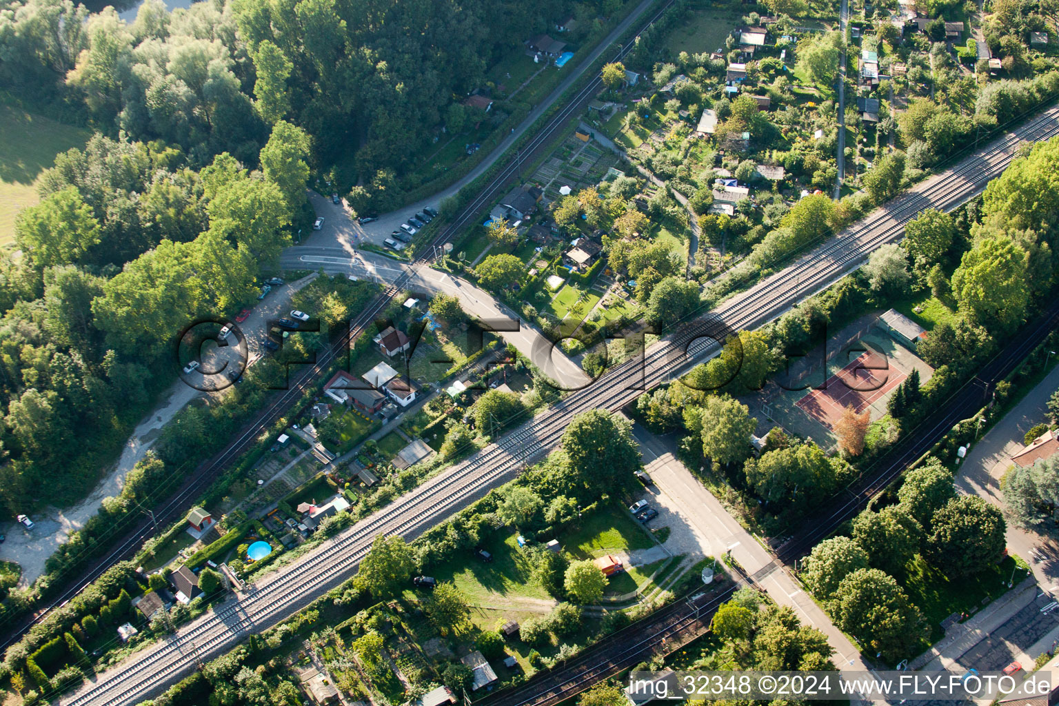 Vue oblique de Tracé du passage à niveau des systèmes ferroviaires et ferroviaires de la Deutsche Bahn à le quartier Weiherfeld-Dammerstock in Karlsruhe dans le département Bade-Wurtemberg, Allemagne