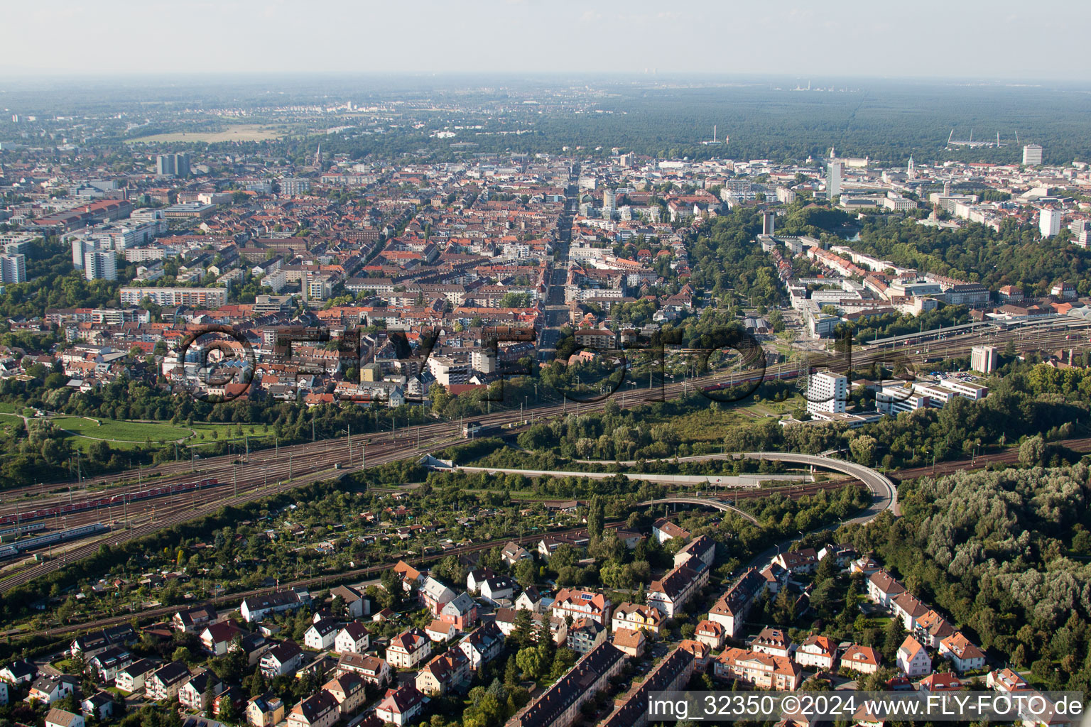 Vue aérienne de Vue des rues et des maisons des quartiers résidentiels à le quartier Weiherfeld-Dammerstock in Karlsruhe dans le département Bade-Wurtemberg, Allemagne