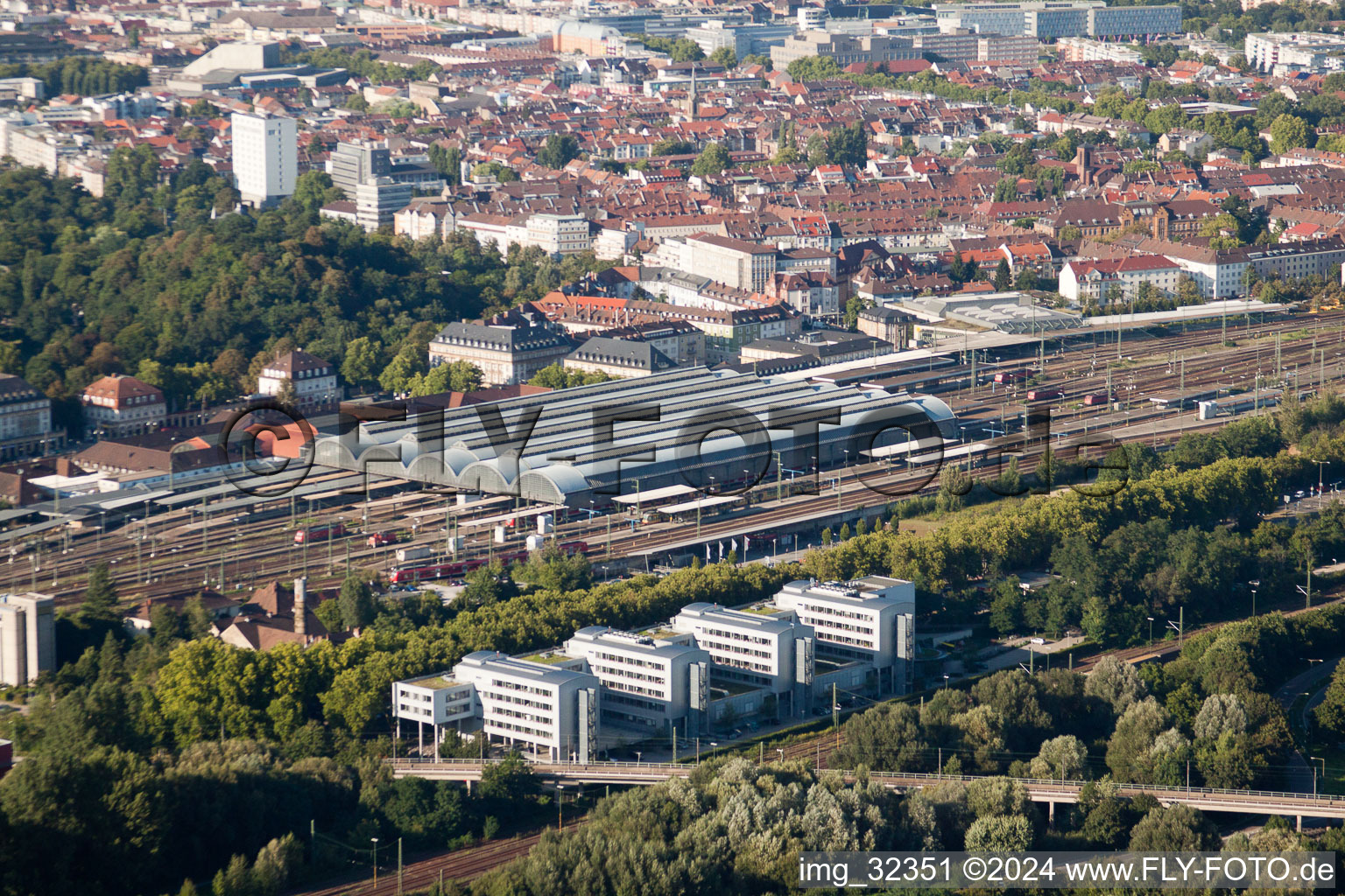 Vue aérienne de Voie et gare principale de la Deutsche Bahn à le quartier Südweststadt in Karlsruhe dans le département Bade-Wurtemberg, Allemagne