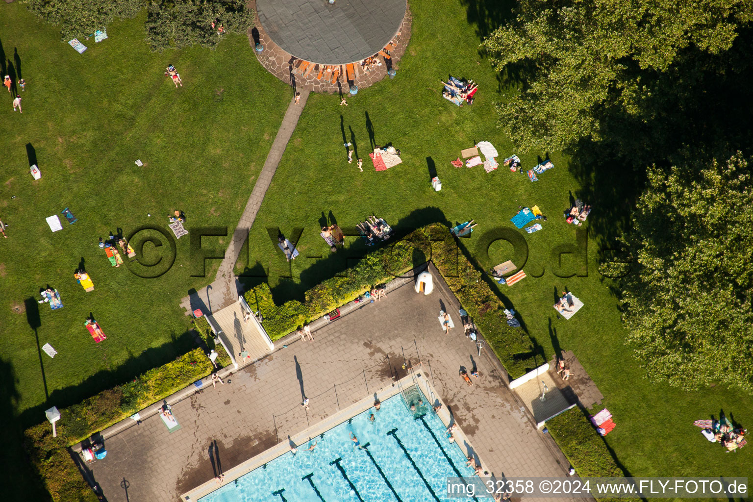 Vue aérienne de Baigneurs sur les pelouses de la piscine extérieure Rüppurr à le quartier Rüppurr in Karlsruhe dans le département Bade-Wurtemberg, Allemagne