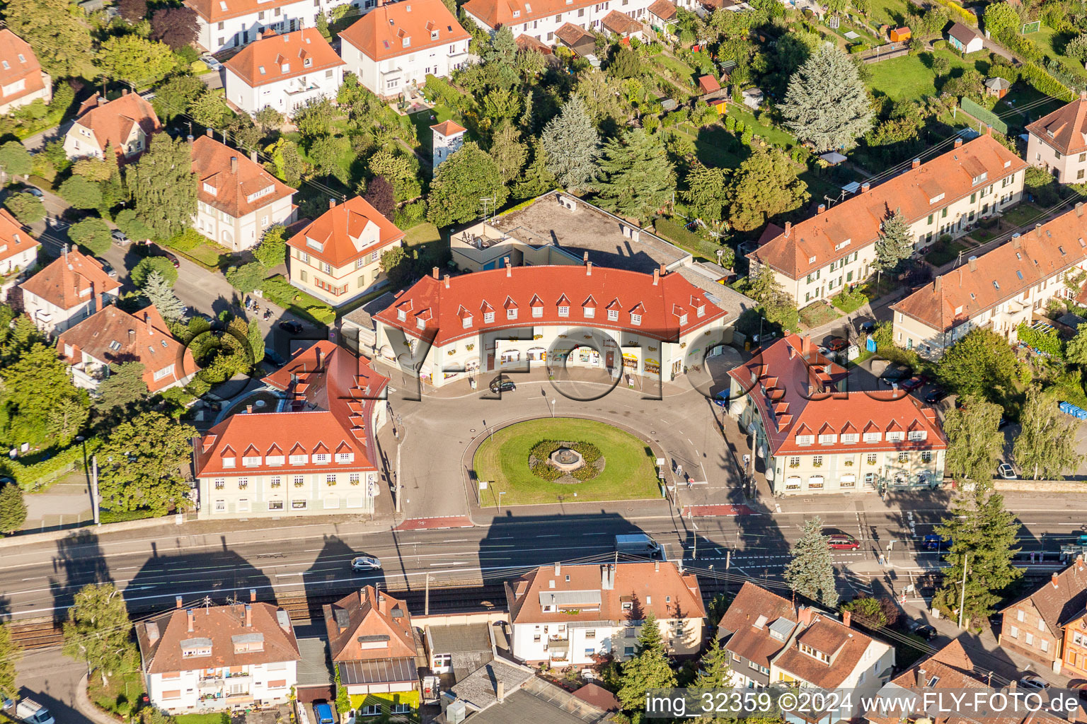 Vue aérienne de Place semi-circulaire Ostendorfplatz à le quartier Rüppurr in Karlsruhe dans le département Bade-Wurtemberg, Allemagne