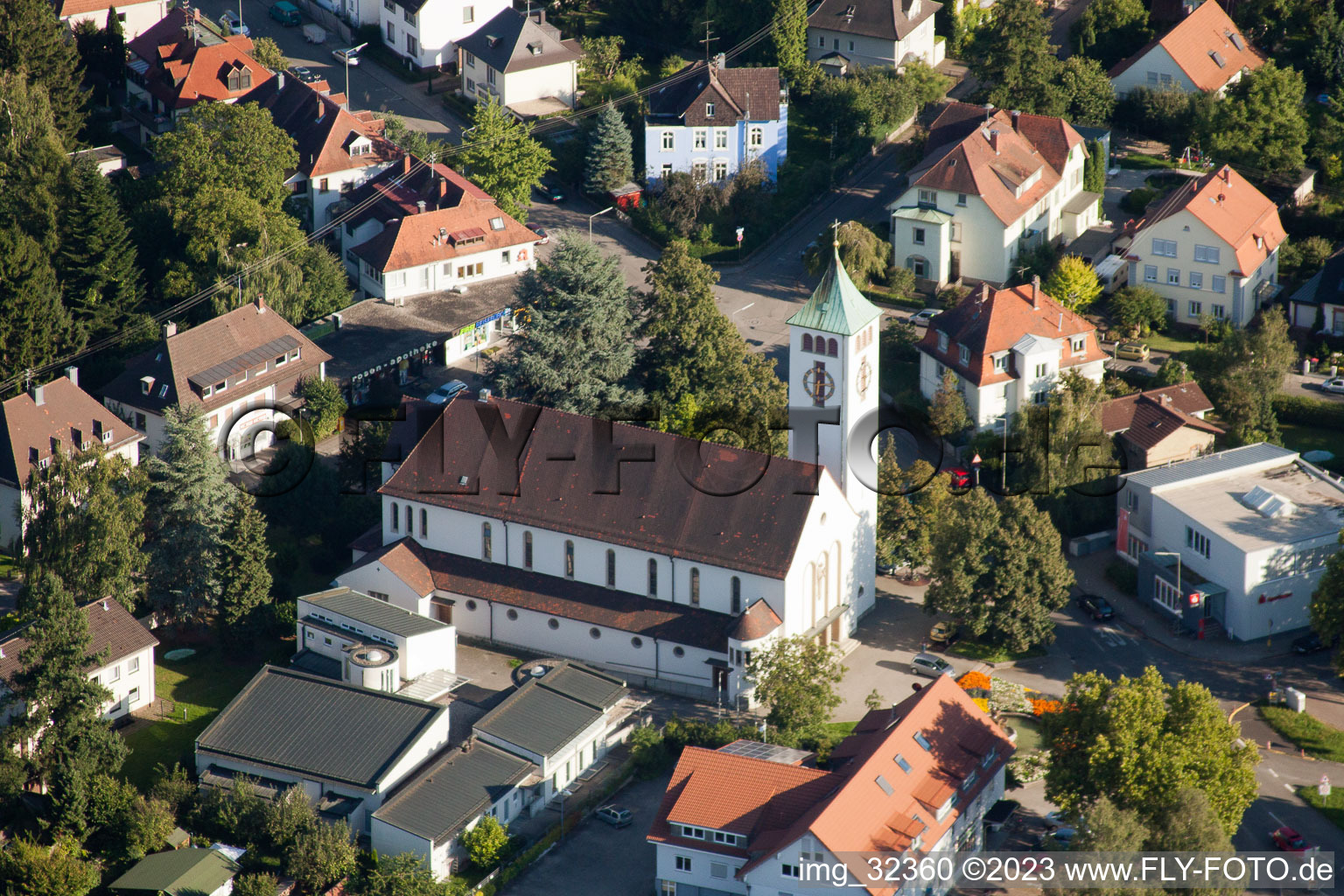 Vue aérienne de Rüppur, église catholique du Christ-Roi à le quartier Rüppurr in Karlsruhe dans le département Bade-Wurtemberg, Allemagne