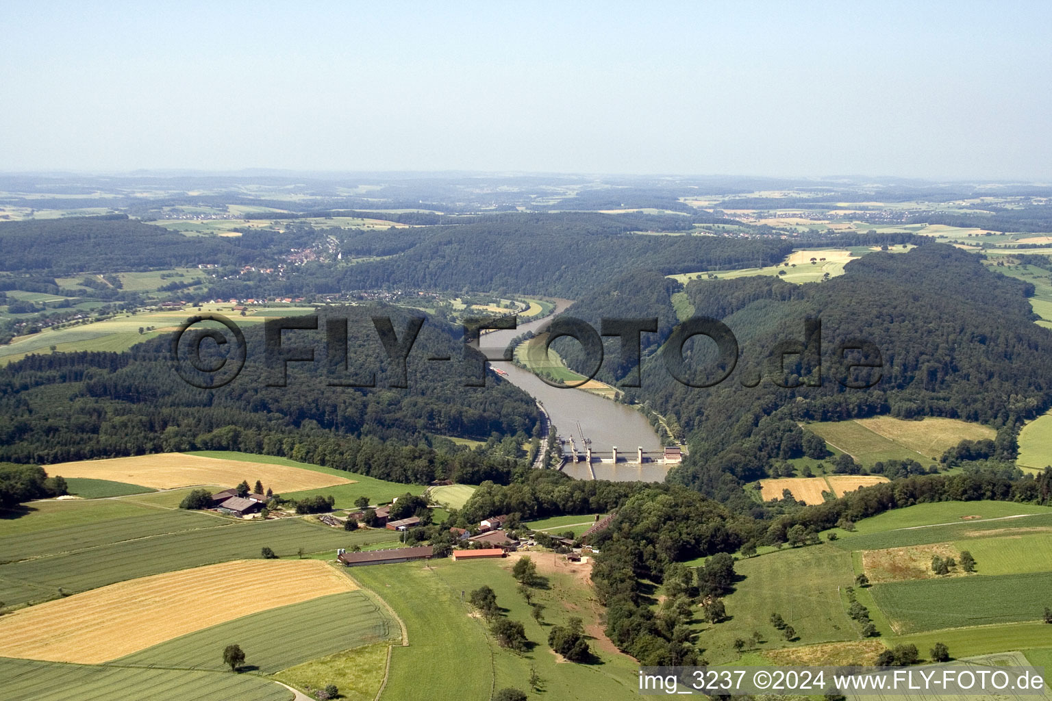 Vue aérienne de Serrure de cou à le quartier Guttenbach in Neckargerach dans le département Bade-Wurtemberg, Allemagne