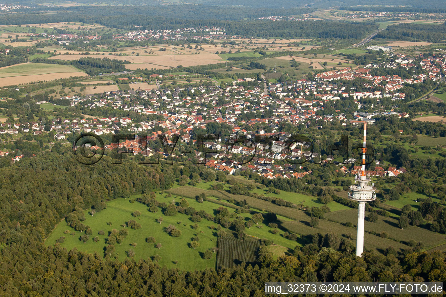 Vue aérienne de Structure de tour de télécommunications et tour de télévision à le quartier Grünwettersbach in Karlsruhe dans le département Bade-Wurtemberg, Allemagne