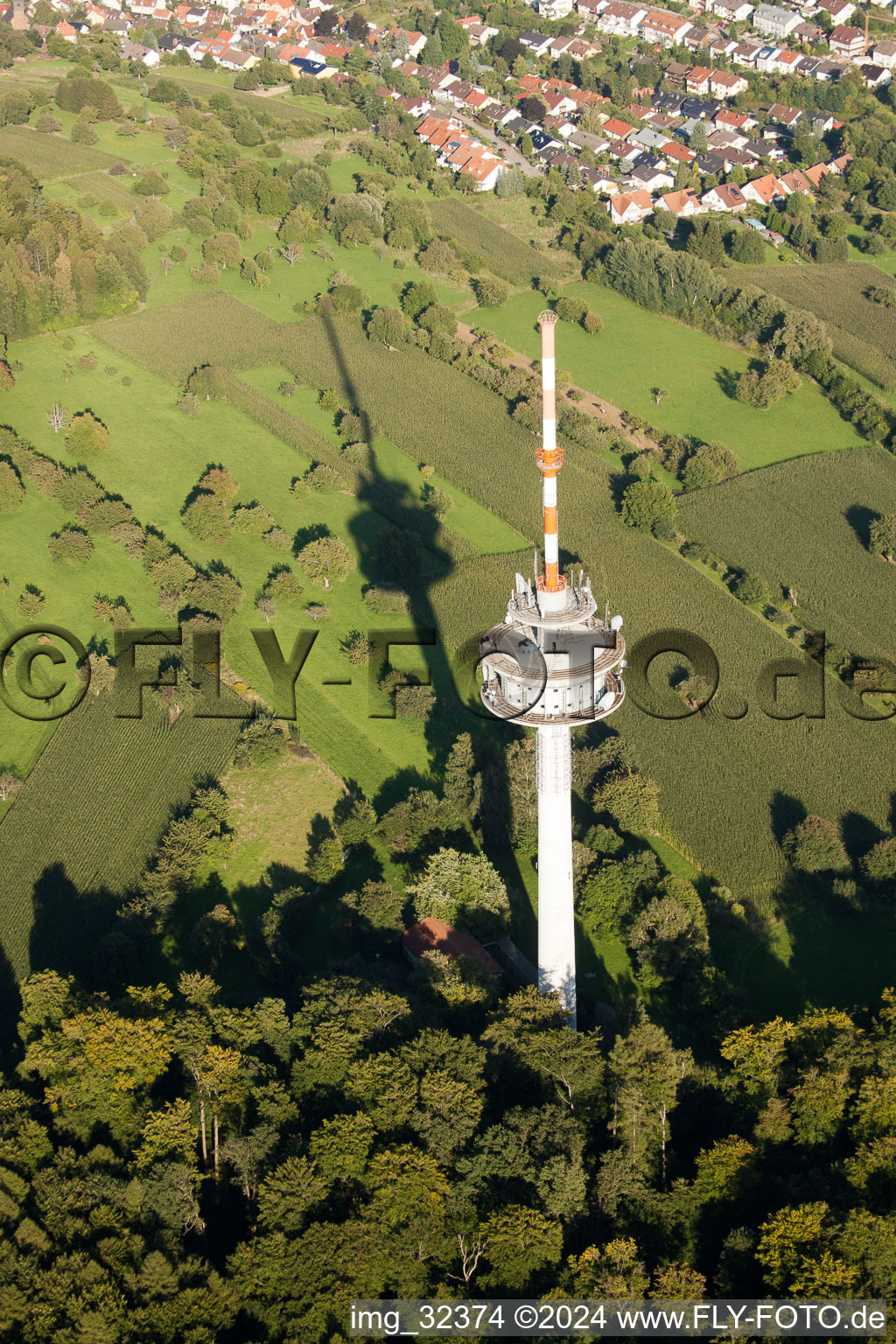 Vue aérienne de Structure de tour de télécommunications et tour de télévision à le quartier Grünwettersbach in Karlsruhe dans le département Bade-Wurtemberg, Allemagne