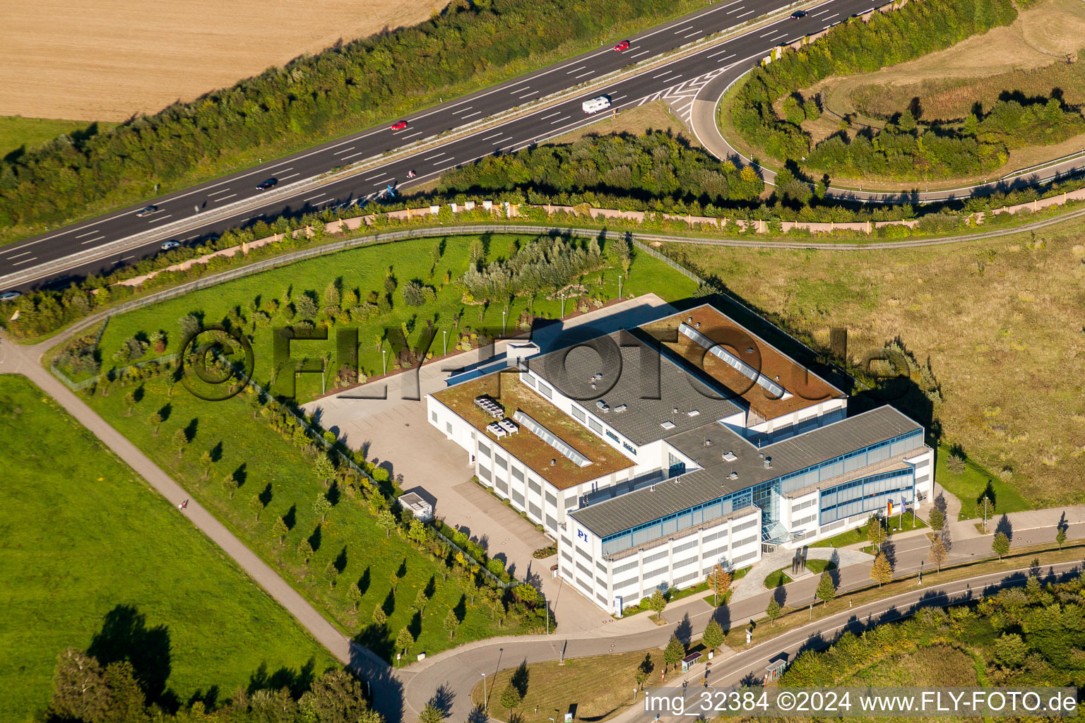 Vue aérienne de Immeuble de bureaux du bâtiment administratif et commercial de Physik Geräte (PI) GmbH & Co. KG sur l'A8 dans le quartier de Palmbach à le quartier Stupferich in Karlsruhe dans le département Bade-Wurtemberg, Allemagne