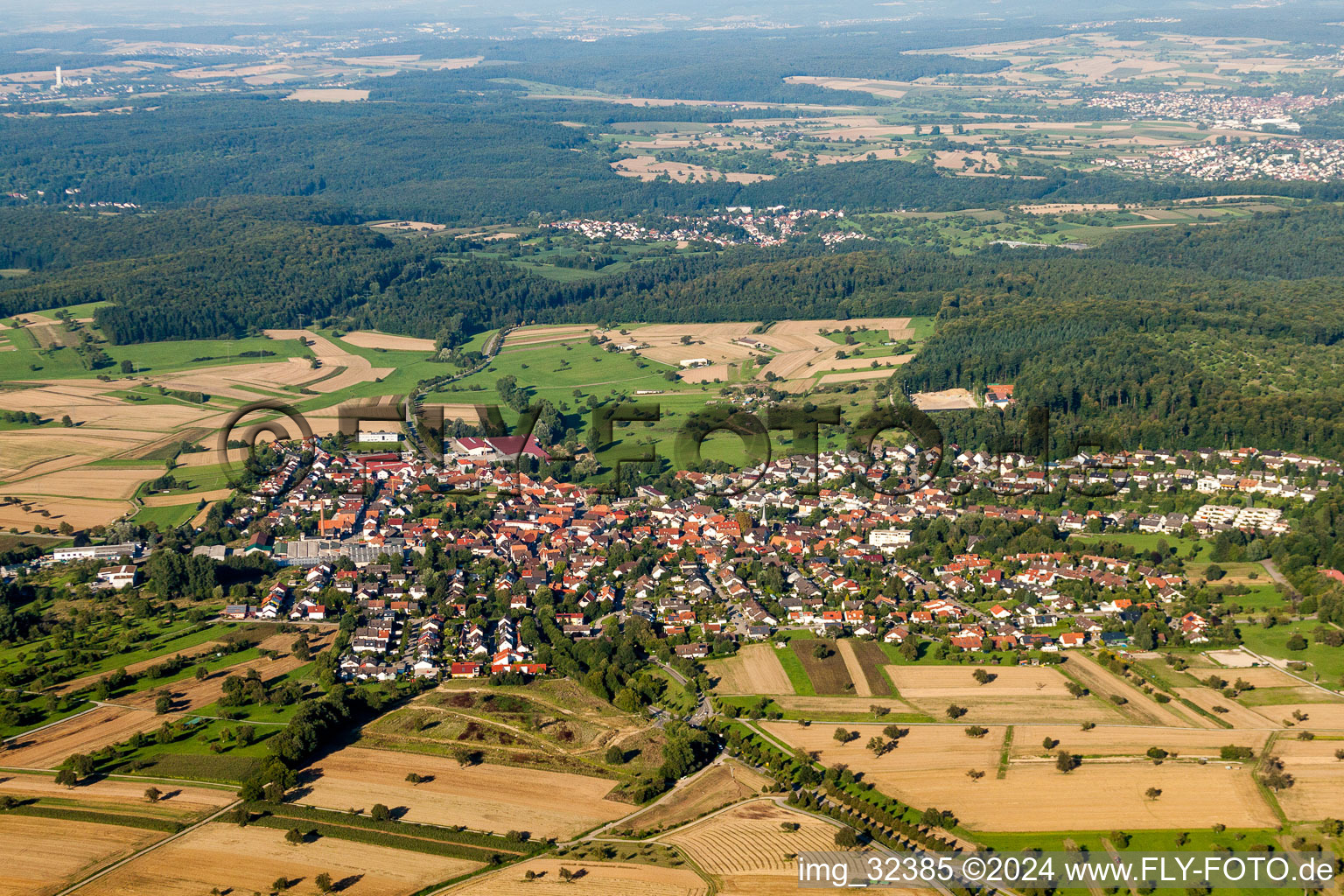 Vue aérienne de Vue sur le village à le quartier Stupferich in Karlsruhe dans le département Bade-Wurtemberg, Allemagne