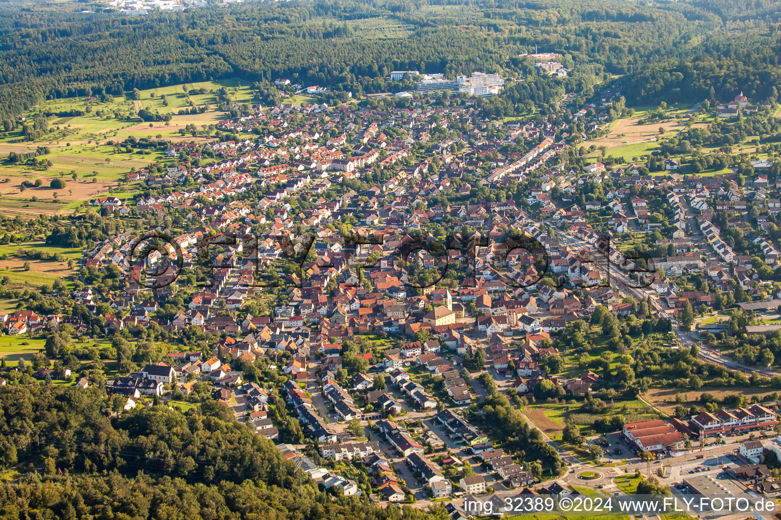 Quartier Langensteinbach in Karlsbad dans le département Bade-Wurtemberg, Allemagne du point de vue du drone