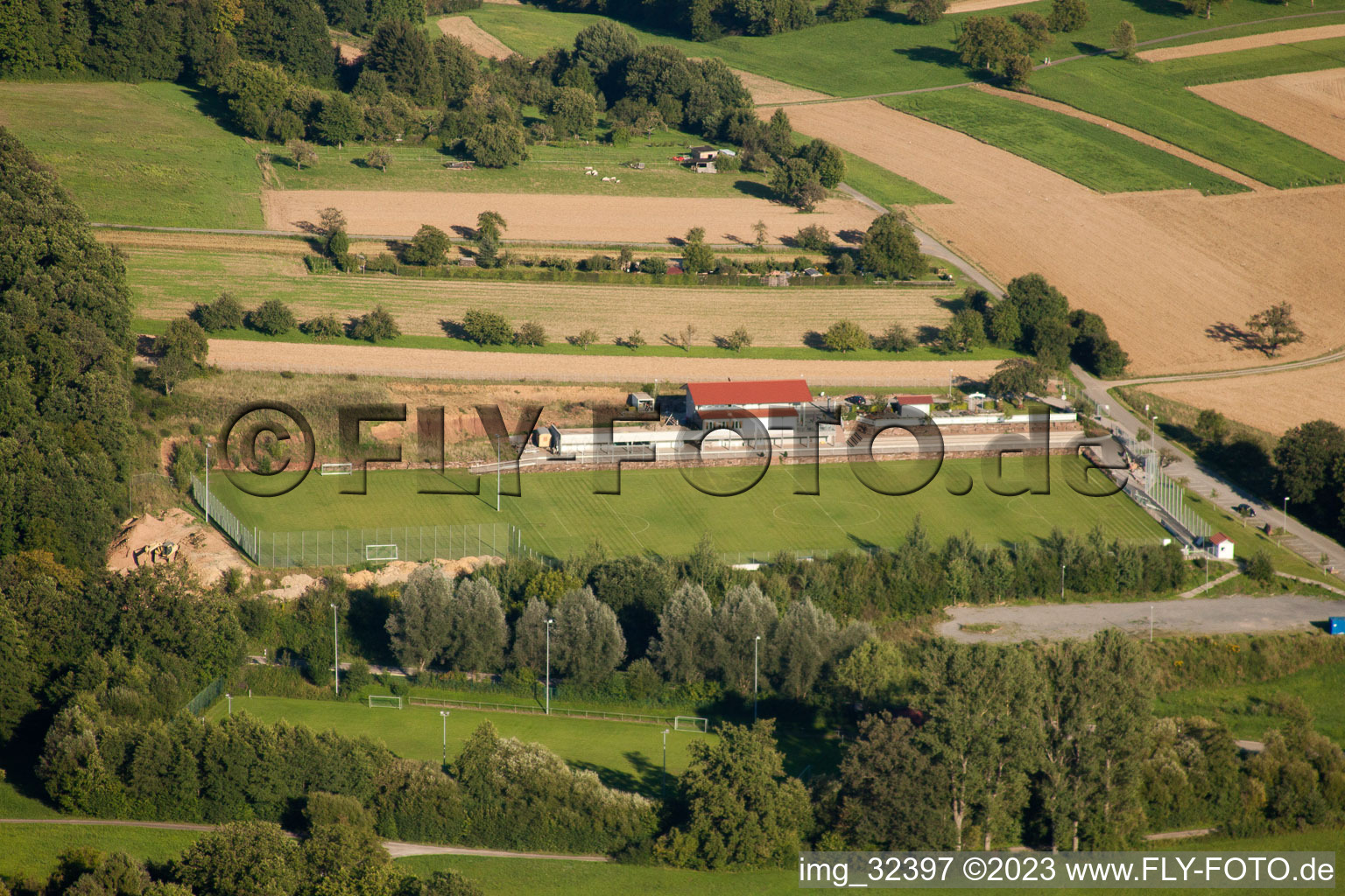 Vue aérienne de Stade Pneuhage à le quartier Auerbach in Karlsbad dans le département Bade-Wurtemberg, Allemagne