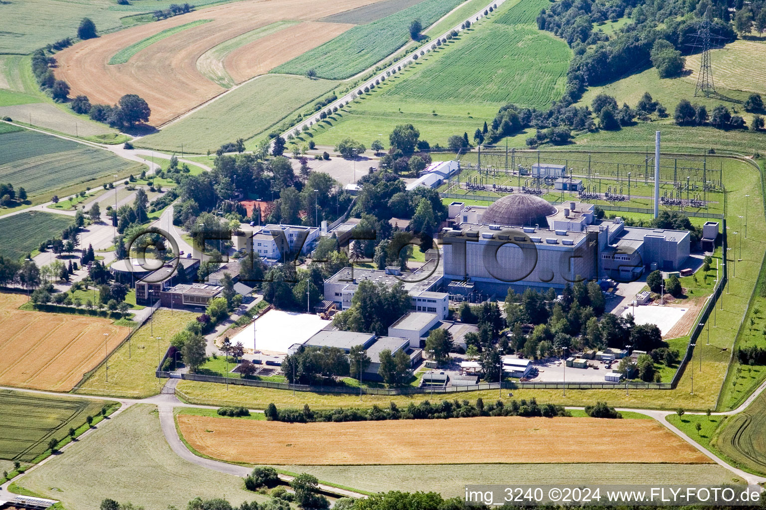 Vue aérienne de Blocs de réacteurs et installations déclassés de la centrale nucléaire - Centrale nucléaire NPP EnBW Kernkraft GmbH, centrale nucléaire Obrigheim à Obrigheim dans le département Bade-Wurtemberg, Allemagne