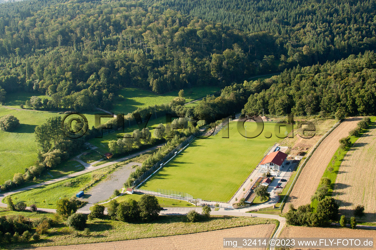 Stade Pneuhage à le quartier Auerbach in Karlsbad dans le département Bade-Wurtemberg, Allemagne du point de vue du drone