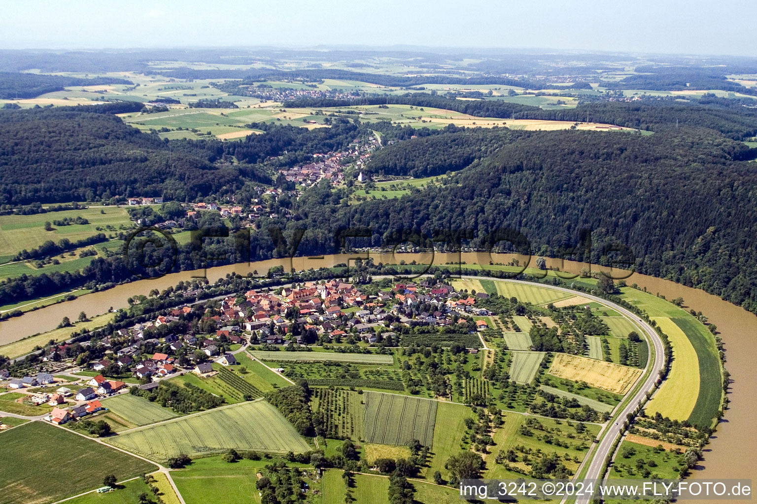 Vue aérienne de Zones riveraines du Neckar dans le district de Mörtelstein à Binau dans le département Bade-Wurtemberg, Allemagne