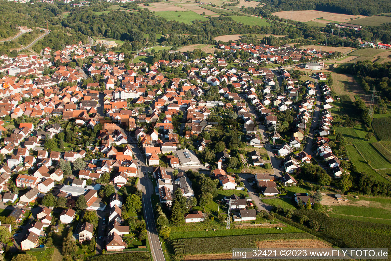Enregistrement par drone de Keltern dans le département Bade-Wurtemberg, Allemagne