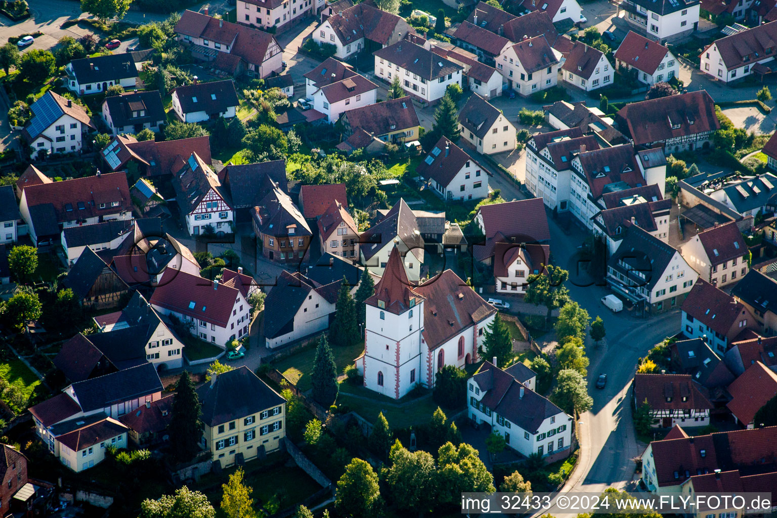 Vue aérienne de Év. Eglise à Ellmendingen au centre du village à le quartier Ellmendingen in Keltern dans le département Bade-Wurtemberg, Allemagne