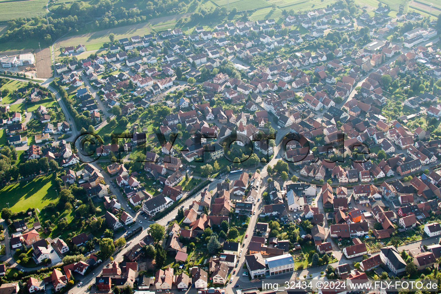 Keltern dans le département Bade-Wurtemberg, Allemagne vu d'un drone