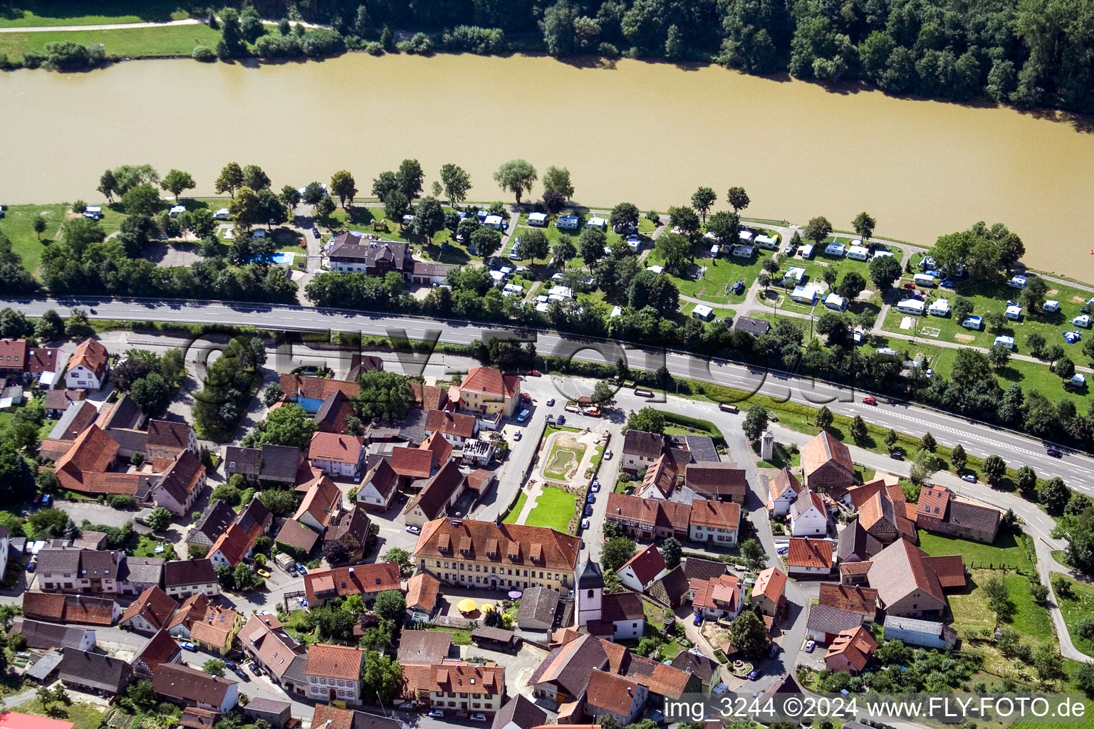 Vue aérienne de Zones riveraines du Neckar dans le district de Mörtelstein à Binau dans le département Bade-Wurtemberg, Allemagne