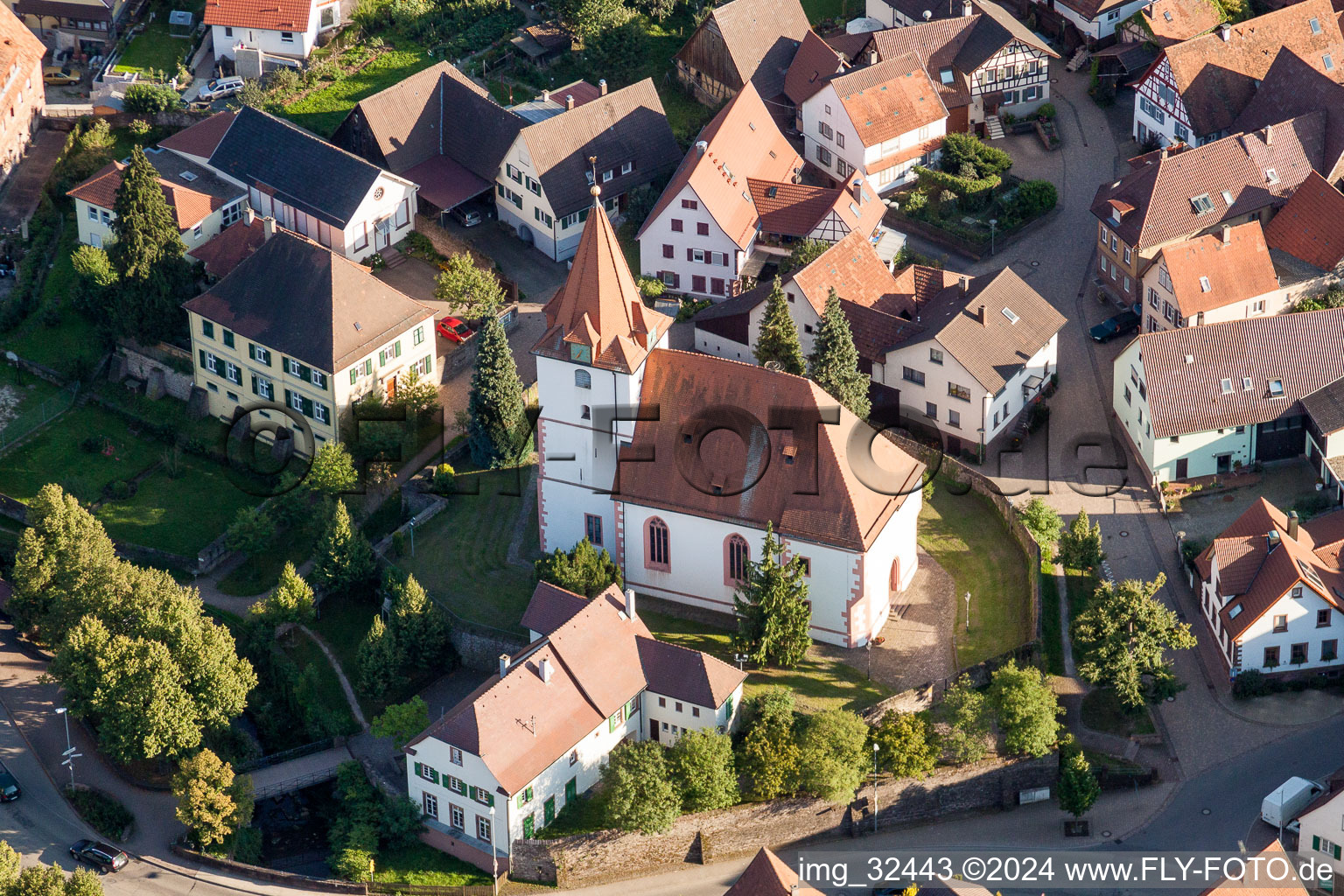Vue aérienne de Év. Église d'Ellmendingen au centre du village dans le quartier d'Ellmendingen à Keltern dans le département Bade-Wurtemberg, Allemagne