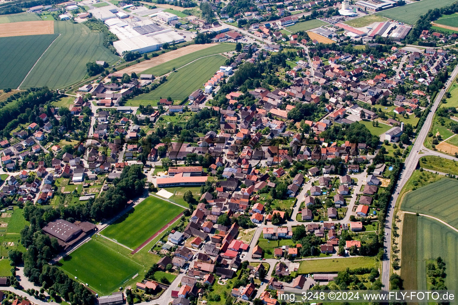 Vue aérienne de Vue sur le village à le quartier Helmstadt in Helmstadt-Bargen dans le département Bade-Wurtemberg, Allemagne