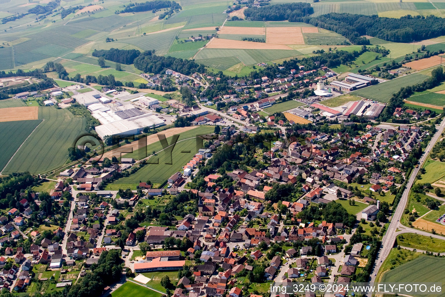 Vue aérienne de Vue sur le village à le quartier Helmstadt in Helmstadt-Bargen dans le département Bade-Wurtemberg, Allemagne