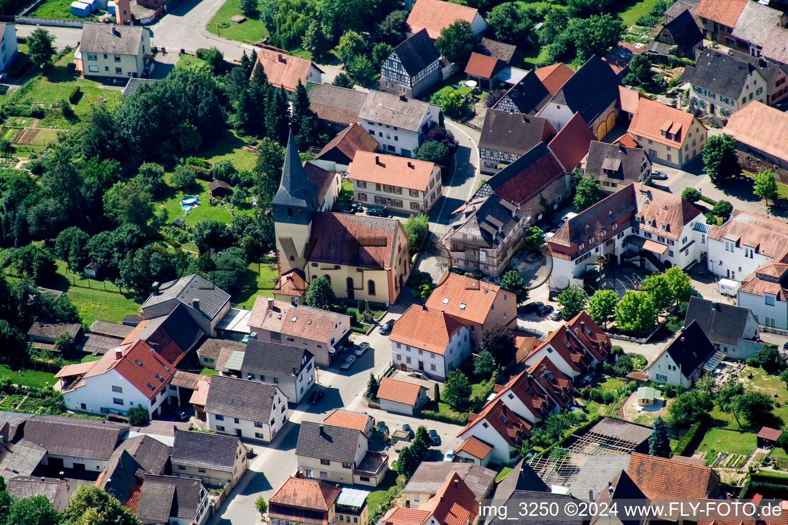 Vue aérienne de Bâtiment d'église au centre du village à Aglasterhausen dans le département Bade-Wurtemberg, Allemagne