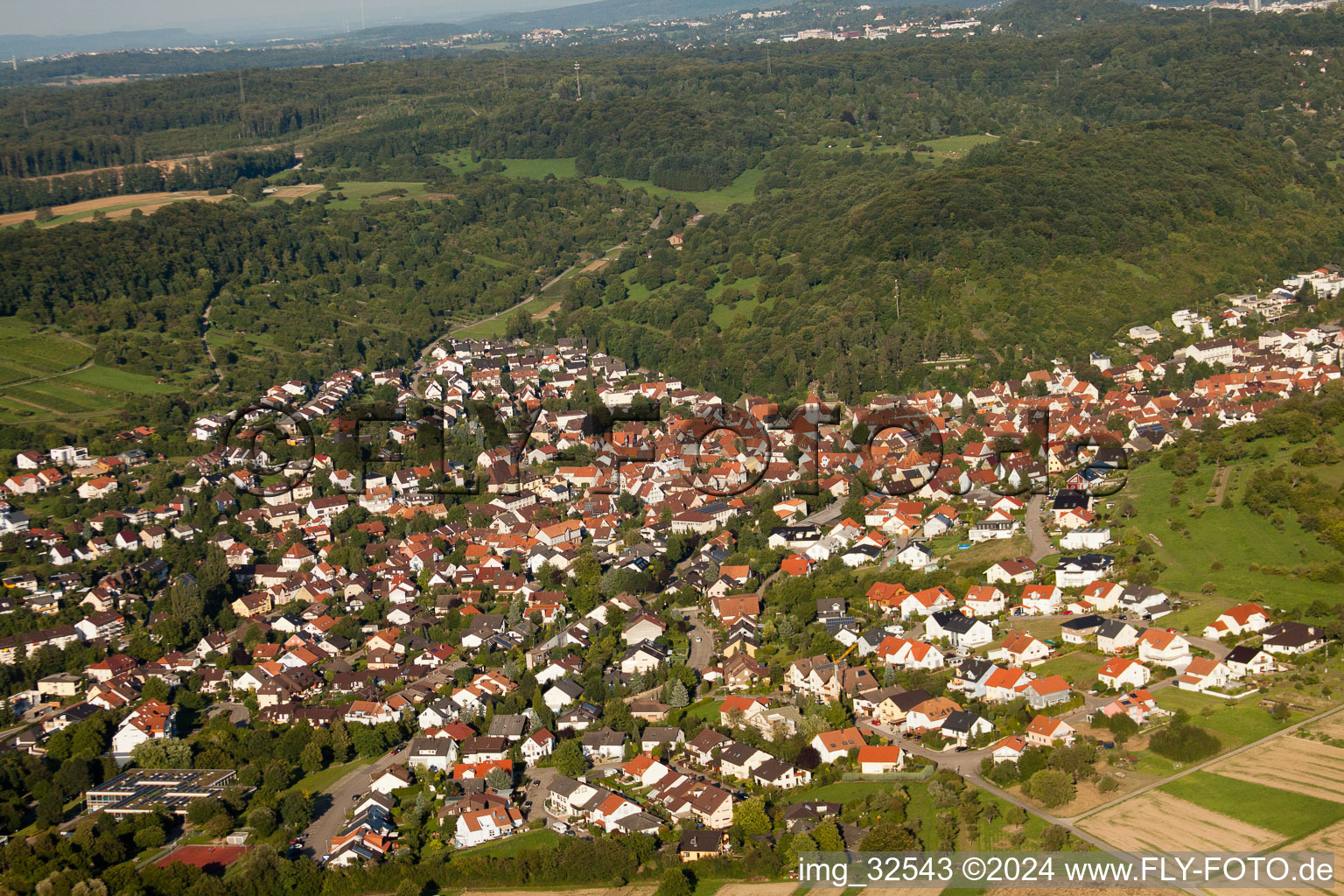 Vue aérienne de De l'ouest à le quartier Dietlingen in Keltern dans le département Bade-Wurtemberg, Allemagne