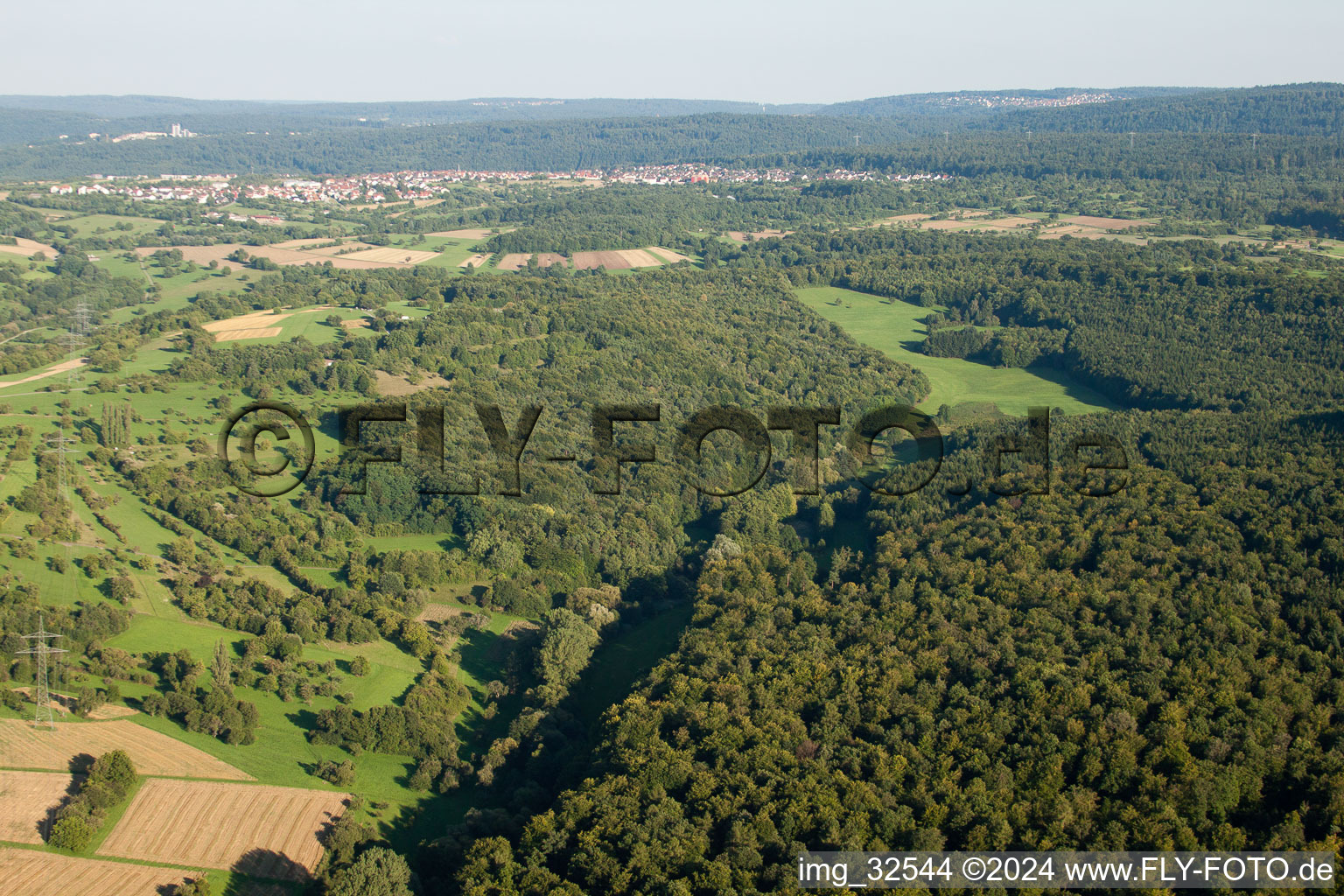 Enregistrement par drone de Réserve naturelle de Kettelbachtal à Gräfenhausen dans le département Bade-Wurtemberg, Allemagne