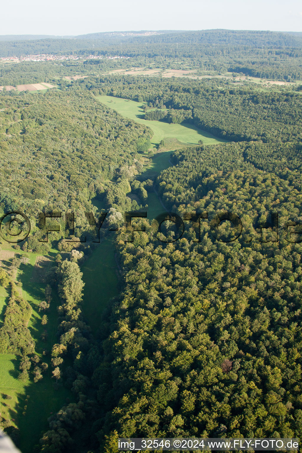 Vue oblique de Réserve naturelle de Kettelbachtal à le quartier Obernhausen in Birkenfeld dans le département Bade-Wurtemberg, Allemagne