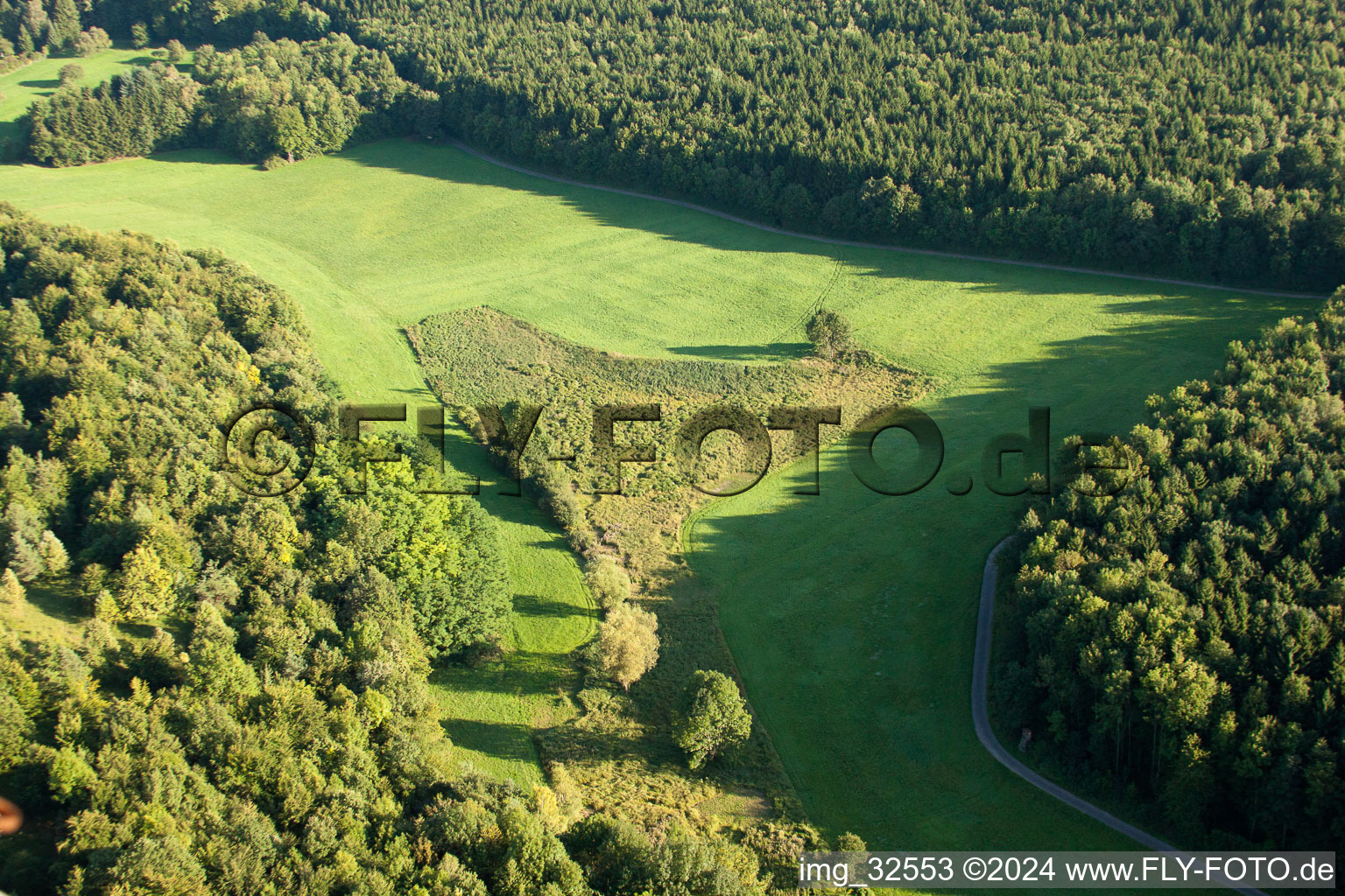 Réserve naturelle de Kettelbachtal à le quartier Obernhausen in Birkenfeld dans le département Bade-Wurtemberg, Allemagne depuis l'avion