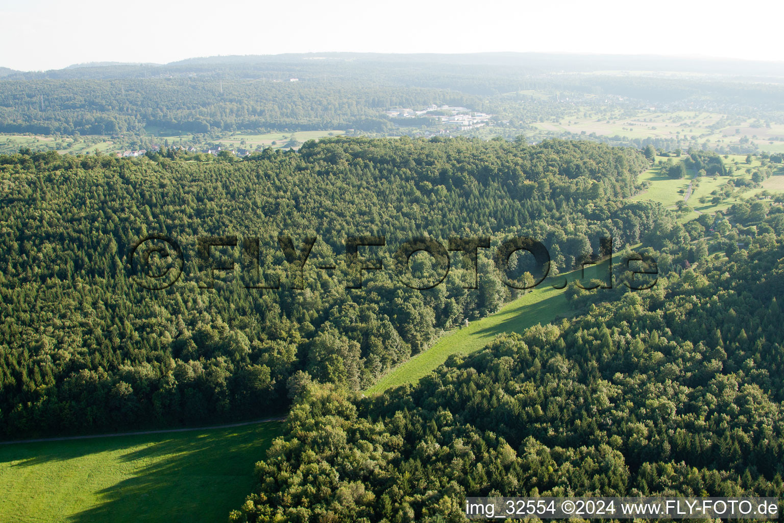 Vue d'oiseau de Réserve naturelle de Kettelbachtal à le quartier Obernhausen in Birkenfeld dans le département Bade-Wurtemberg, Allemagne