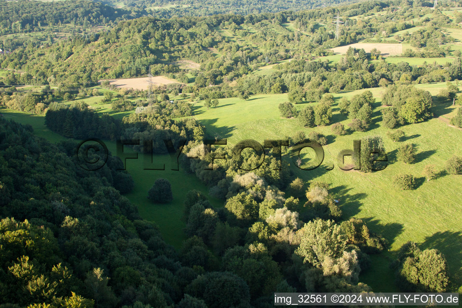 Image drone de Réserve naturelle de Kettelbachtal à le quartier Obernhausen in Birkenfeld dans le département Bade-Wurtemberg, Allemagne