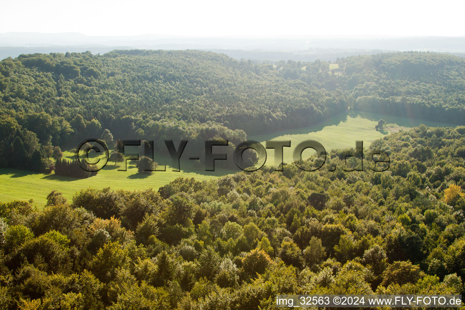 Réserve naturelle de Kettelbachtal à le quartier Obernhausen in Birkenfeld dans le département Bade-Wurtemberg, Allemagne du point de vue du drone