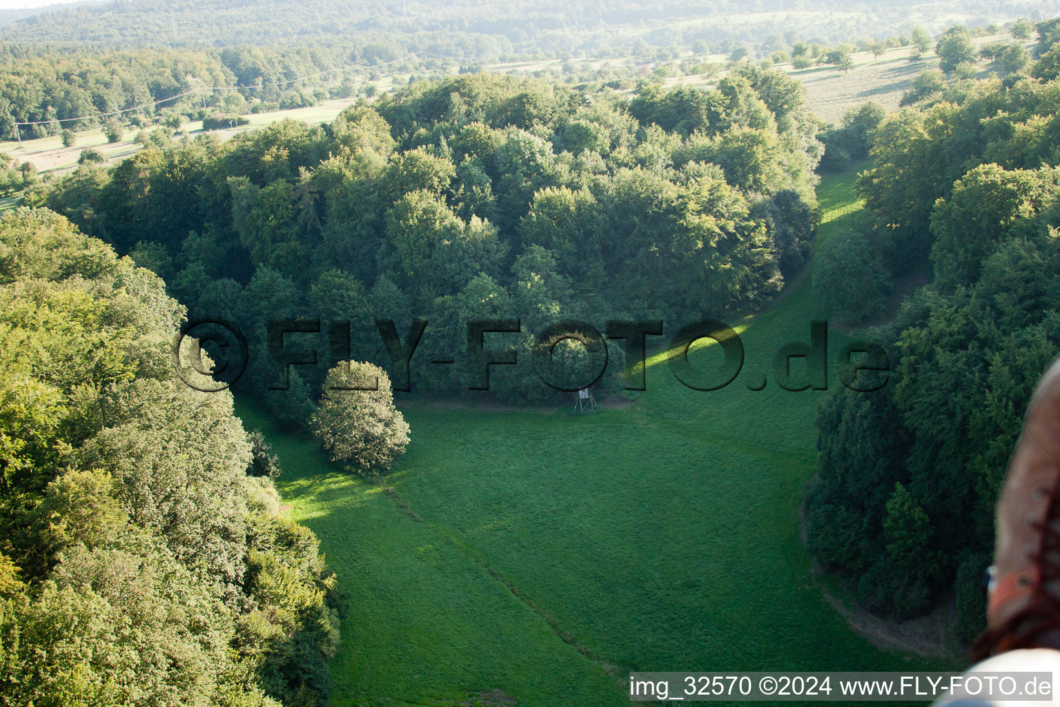 Réserve naturelle de Kettelbachtal à le quartier Obernhausen in Birkenfeld dans le département Bade-Wurtemberg, Allemagne vu d'un drone