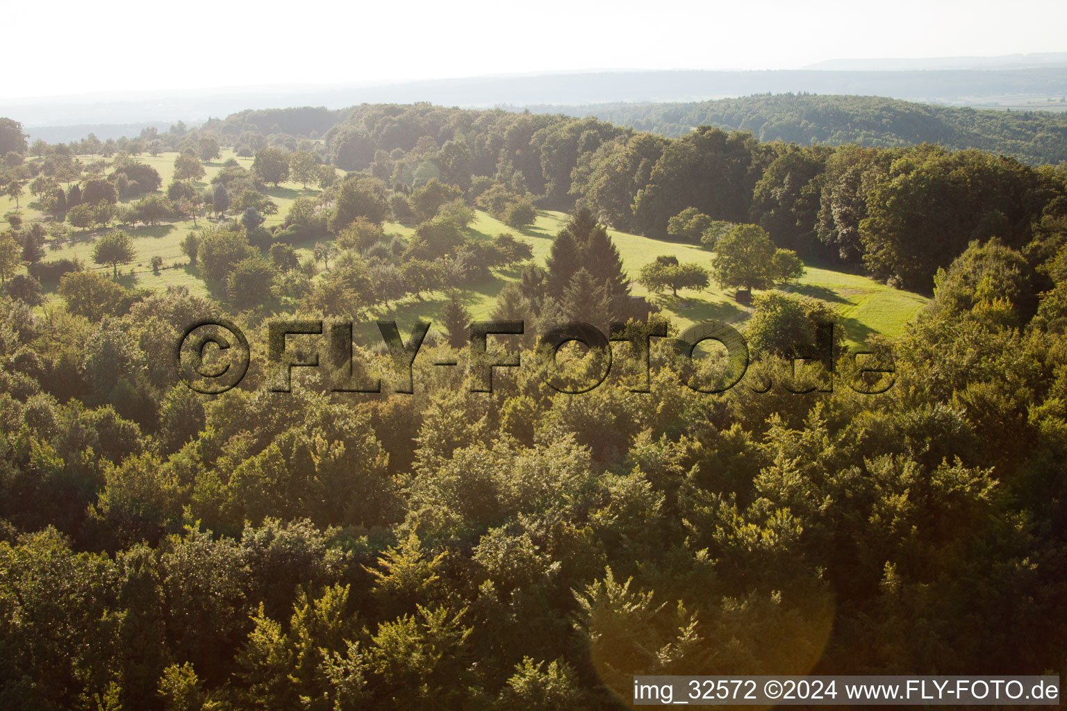 Vue aérienne de Réserve naturelle de Kettelbachtal à le quartier Obernhausen in Birkenfeld dans le département Bade-Wurtemberg, Allemagne