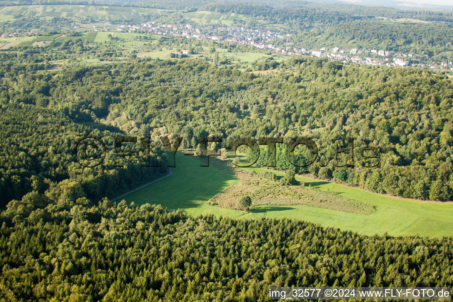 Vue oblique de Réserve naturelle de Kettelbachtal à le quartier Obernhausen in Birkenfeld dans le département Bade-Wurtemberg, Allemagne